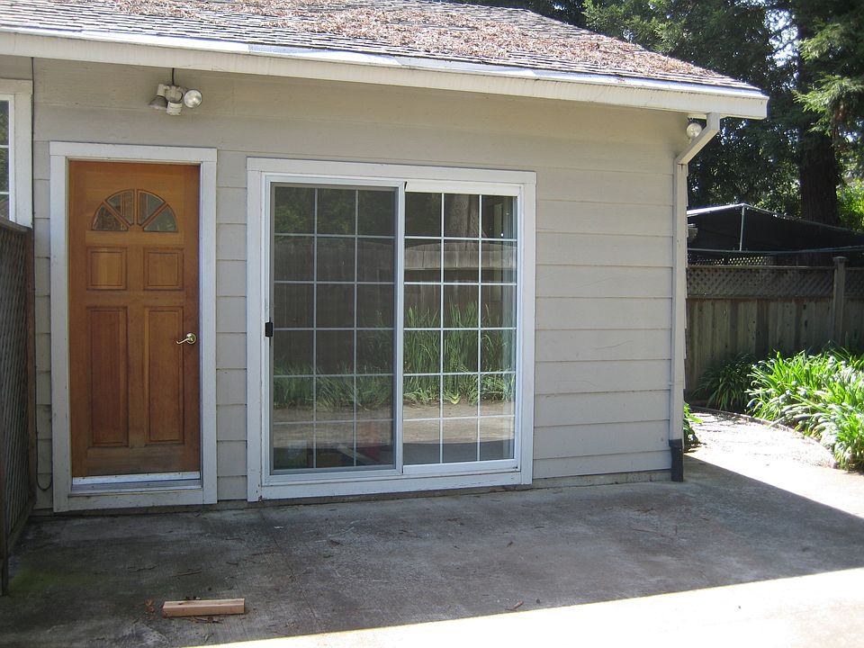 Private entrance, with sliding door to patio