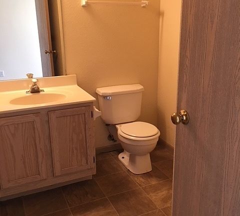 5th image of 101 NE Sunshine St APT D