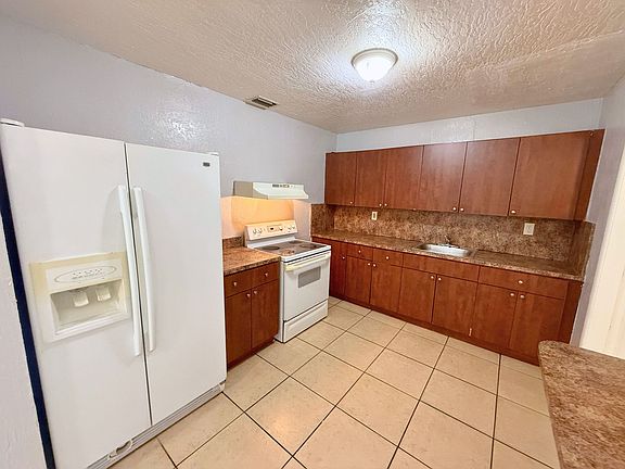 3rd image of 930 NW 176th Ter