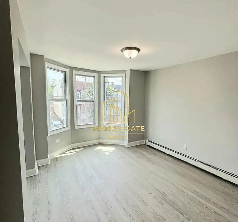 3 bed, 1050 sqft, $1,950 — Photo 2