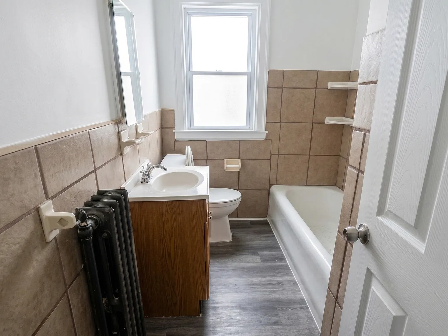 3 bed, 1.0 bath, 1100 sqft, $1,300 — Photo 4