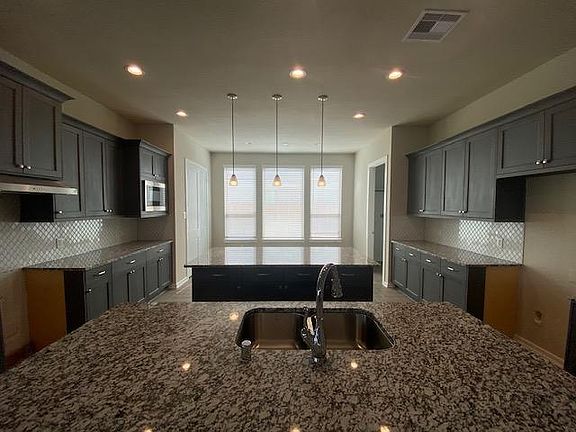5th image of 2010 Edgemont Pl