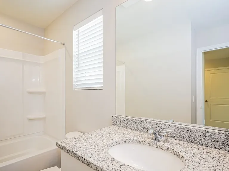33 N Riverside Dr — Photo 7
