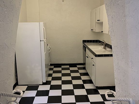 3rd image of 228 1/2 S Fuller Ave