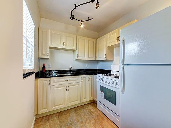 4th image of 221 1/2 Greymon Dr