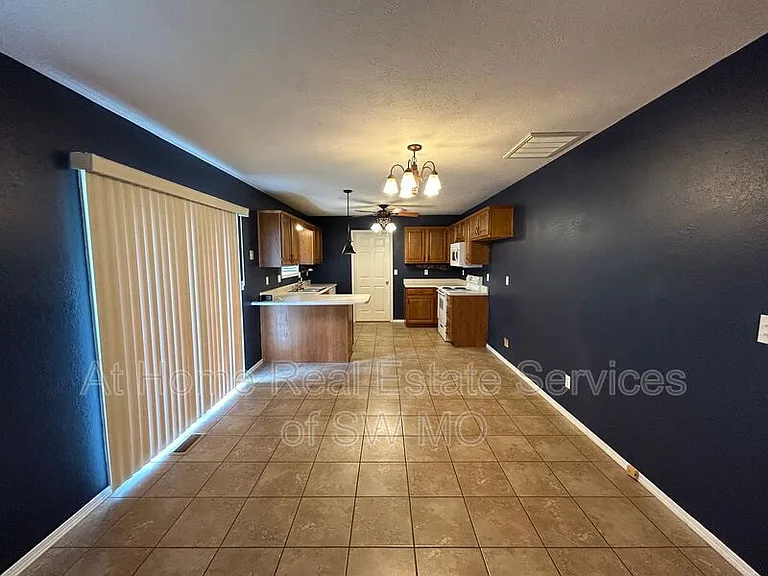 216 E Robin Rd — Photo 3