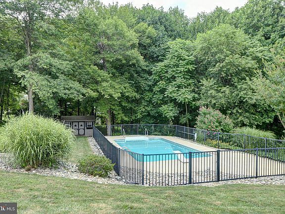 3rd image of 501 Hyde Park Cir