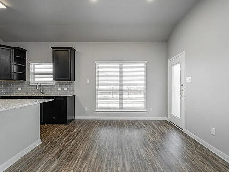 1362 Kingsgate Dr — Photo 15