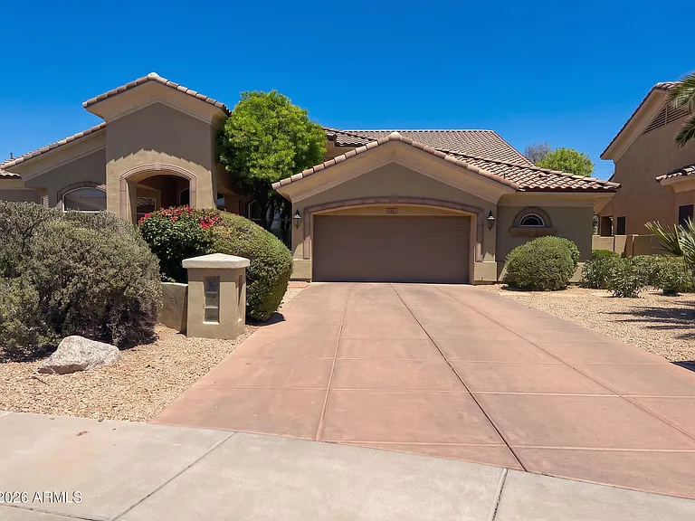 1081 N Brandon Dr — Photo 1