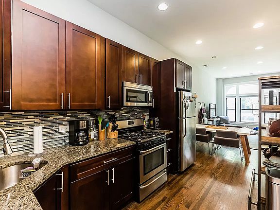4th image of 1540 N Leavitt St APT 1F