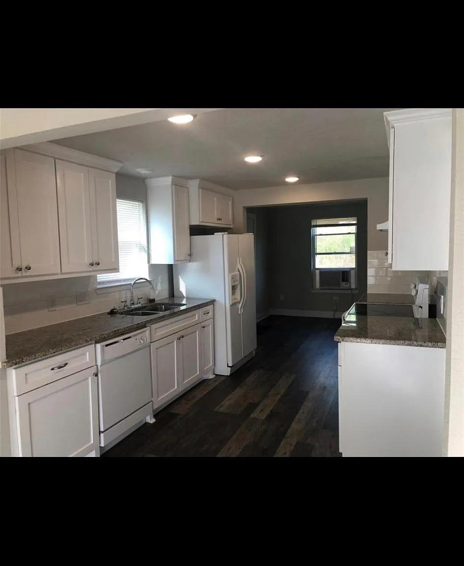 1629 Ross Ave — Photo 1