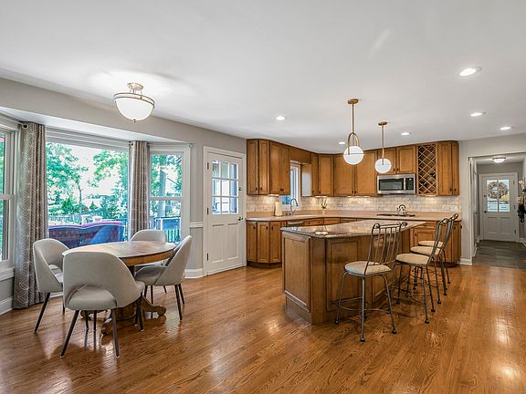 5th image of 502 W Witchwood Ln
