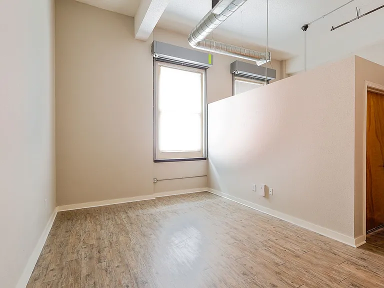 920 Broadway Blvd — Photo 3