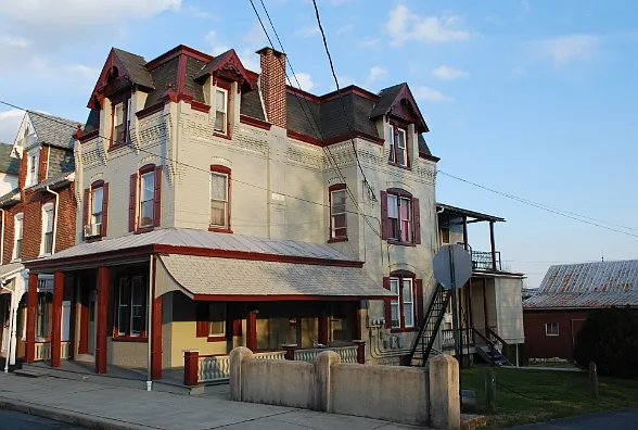 326 W Walnut St