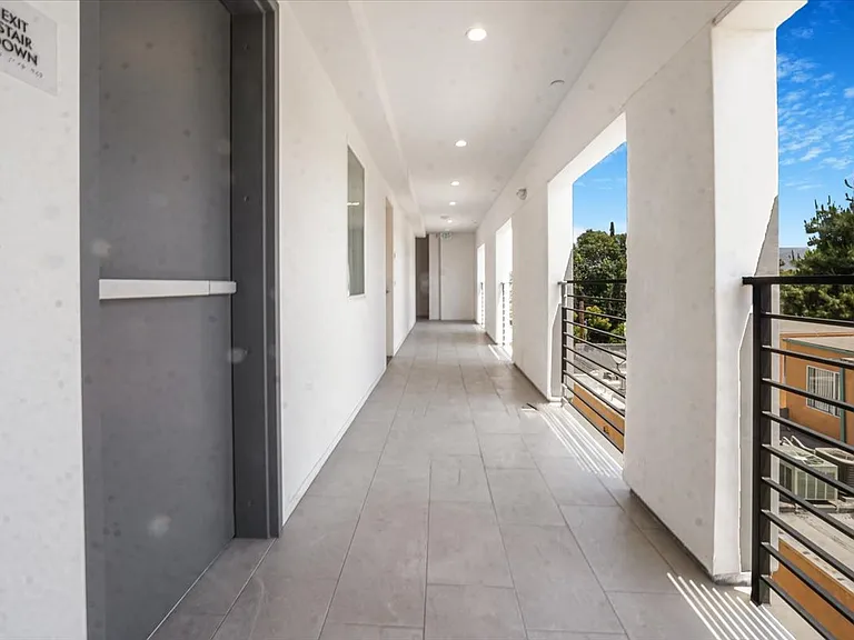 10918 Camarillo St #501 — Photo 36