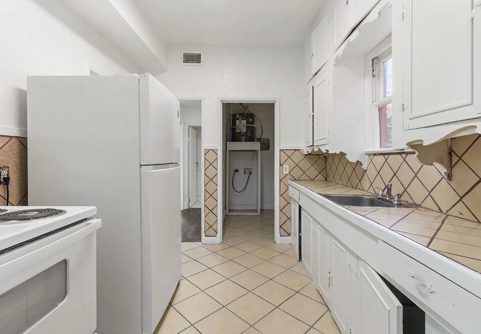 1630 W Rosewood Ave — Photo 1