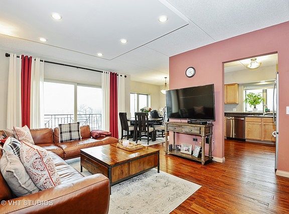 2nd image of 5924 N Lincoln Ave APT 402