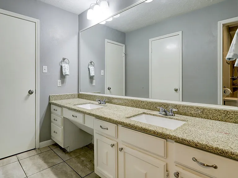 12346 Huntington Venture Dr — Photo 16