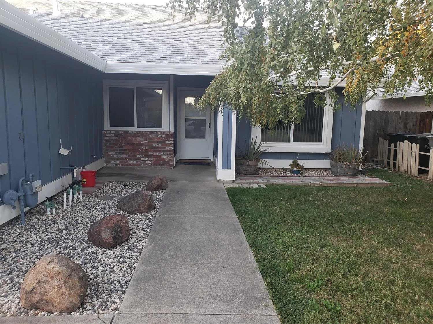 9 Simcoe Ct photo 1