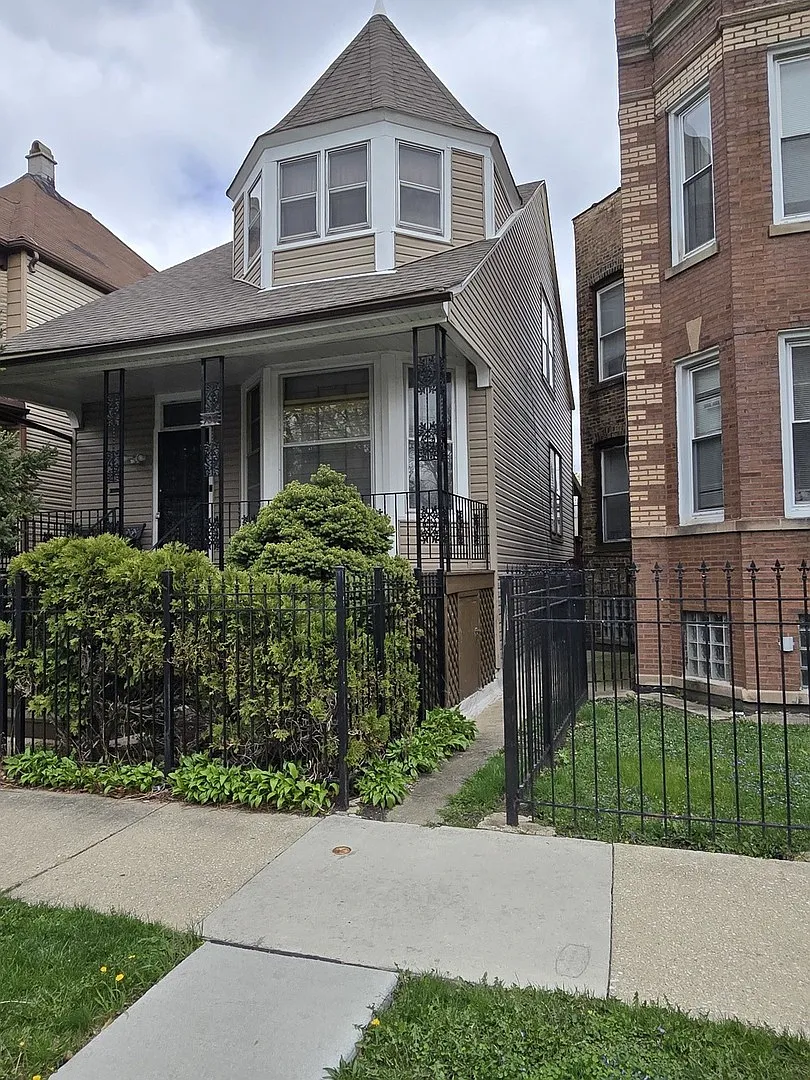 907 N Lockwood Ave photo 1
