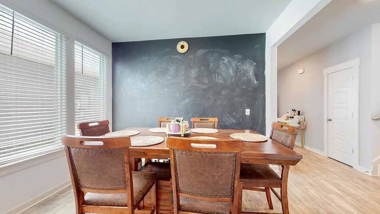 4 bed, 2476 sqft, $2,800 — Photo 2