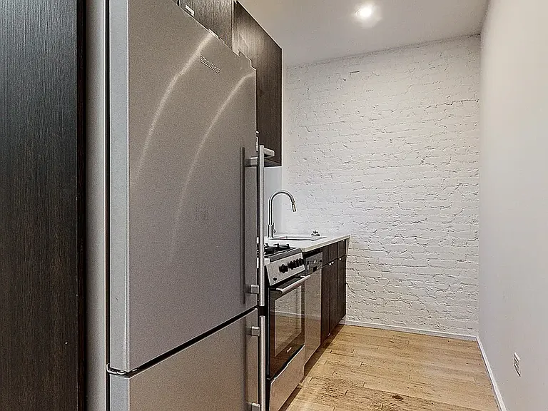231 N Henry St #2R — Photo 4