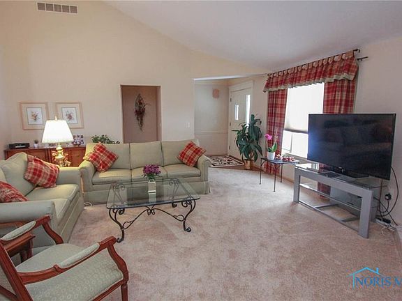 4th image of 2344 Manoa Ln N