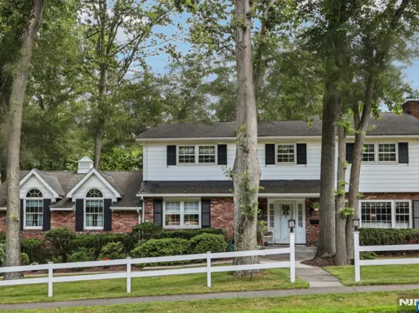 238 Spring Valley Rd, Park Ridge, NJ 07656