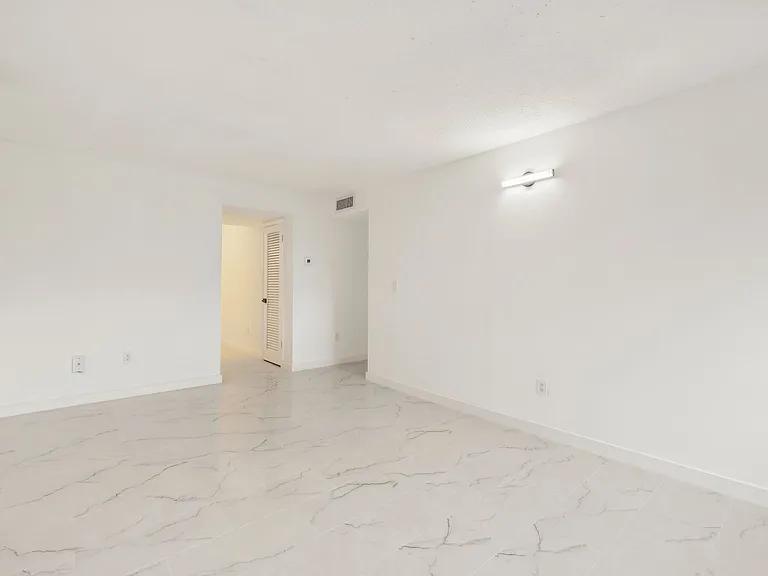The Oaks Apartments — Photo 29