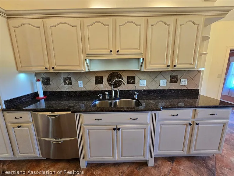 2922 Wynstone Dr — Photo 9