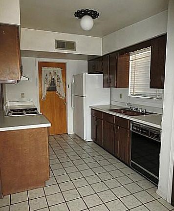 5th image of 10536 Sidney St