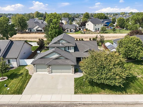 3rd image of 464 W Anton Dr