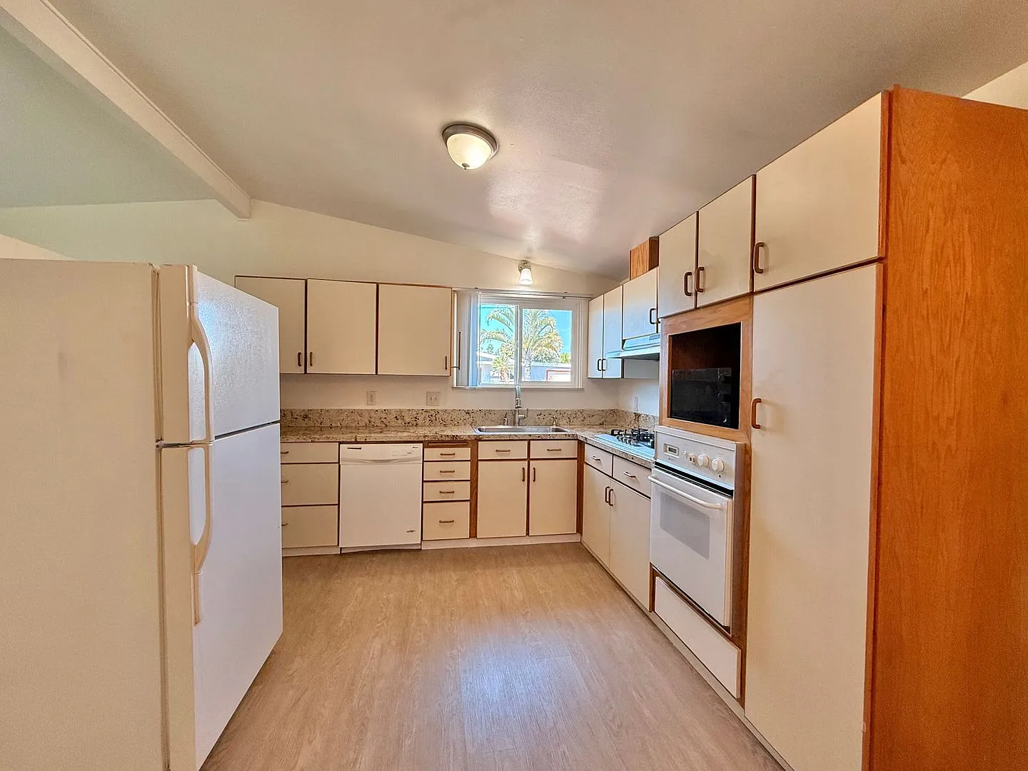 Three bedroom, two bathroom home with BONUS room! — Photo 3