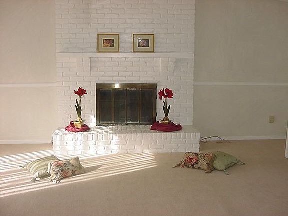 Family room w/vaulted ceiling