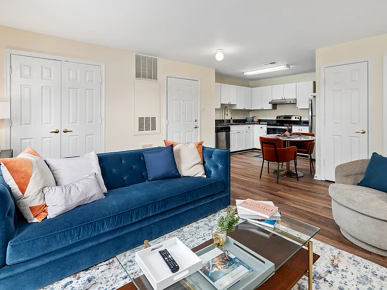 Manchester Lakes Apartment Homes — Photo 3