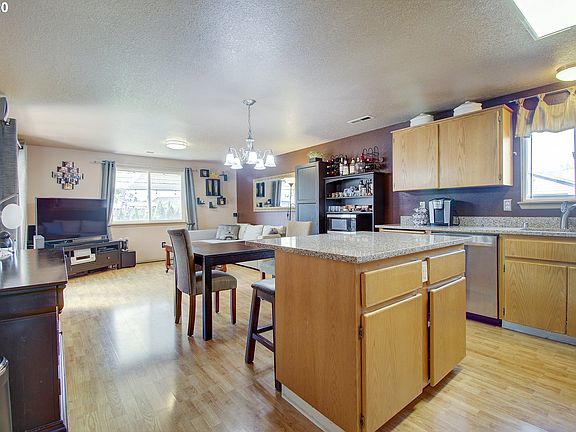 3rd image of 15807 NE 91st St