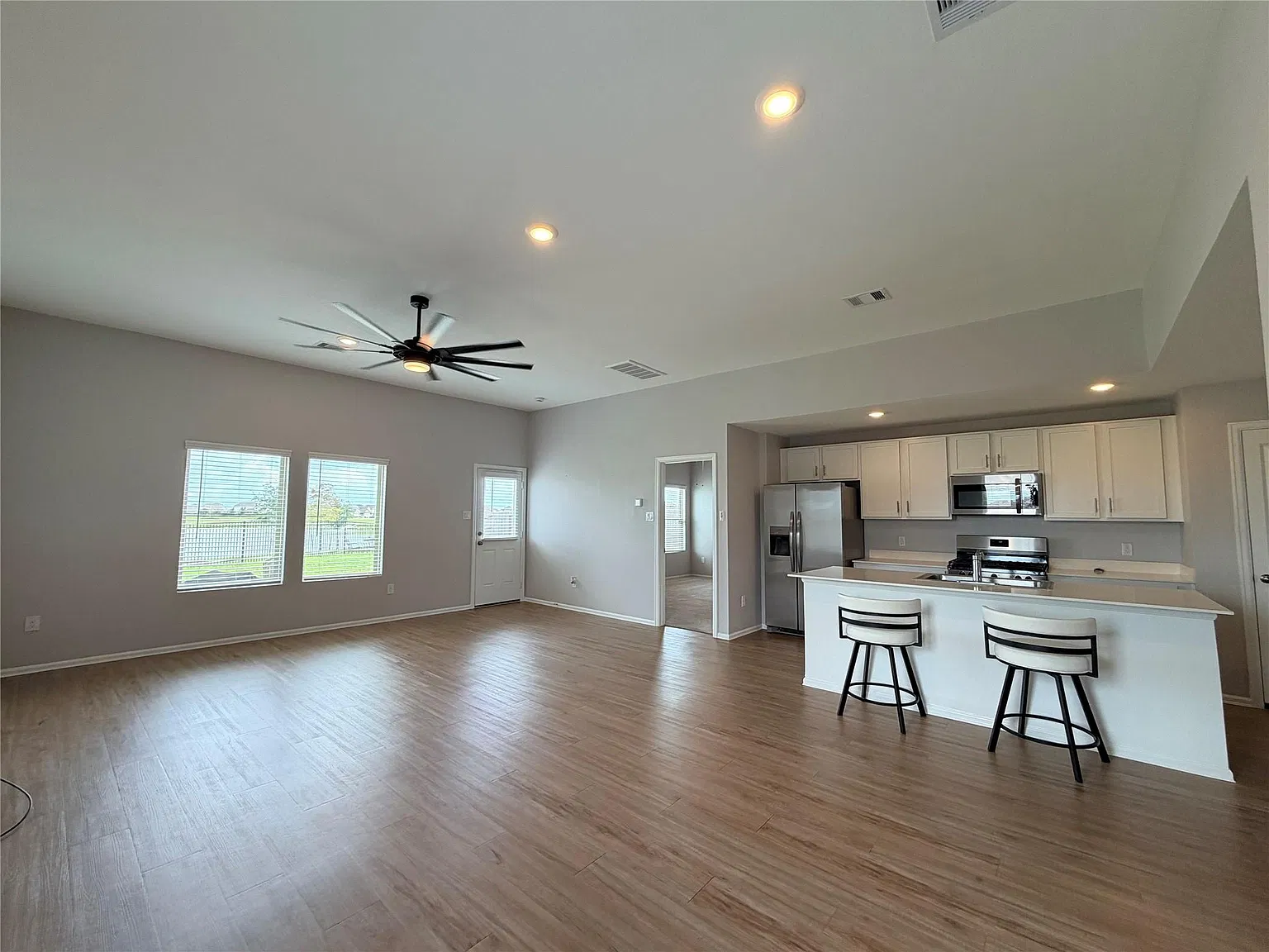 4 bed, 2.5 bath, 2120 sqft, $2,395 — Photo 4
