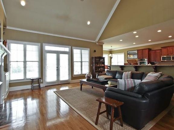 4th image of 1101 Pigskin Ct