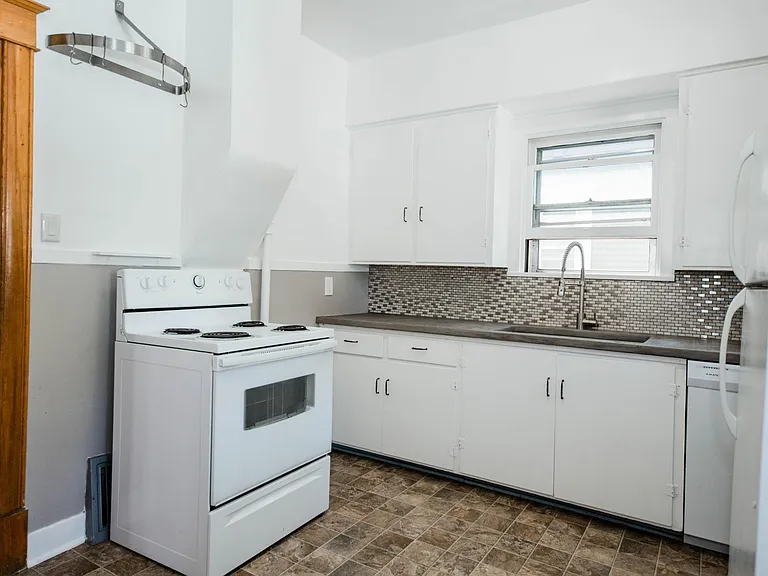 1634 W Pacific Ave — Photo 11