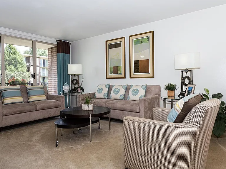Strathmore House Apartments — Photo 3