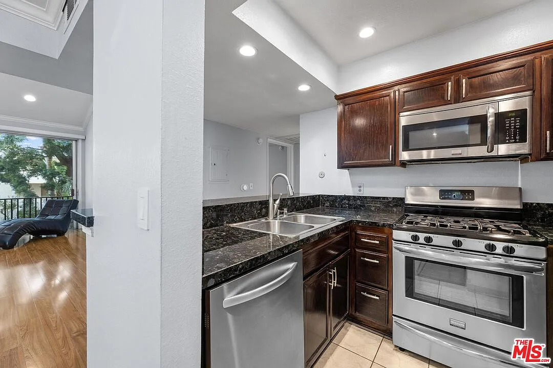 3 bed, 2.0 bath, 1145 sqft, $3,000 — Photo 4
