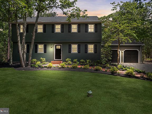 2nd image of 2 Woods Edge Ct