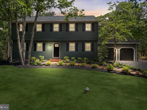 2 Woods Edge Ct, Medford, NJ 08055