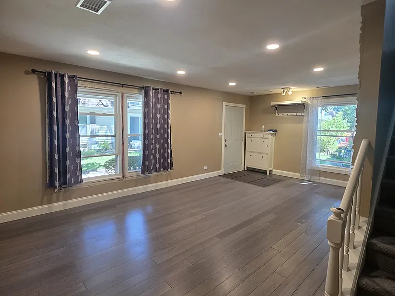 556 Manor Cir — Photo 2