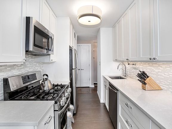 4th image of 205 3rd Ave #7GG