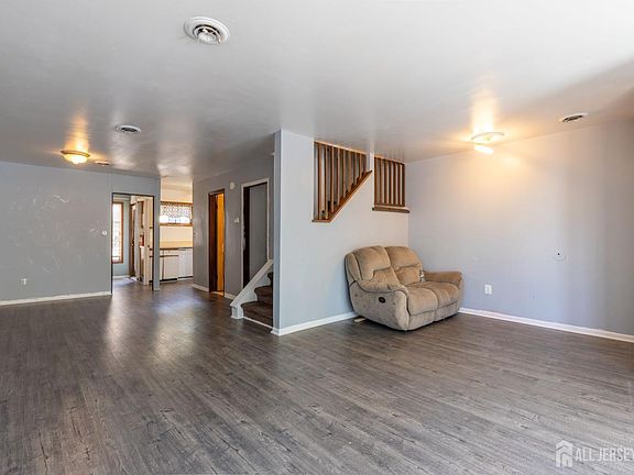 3rd image of 26 Courtland St