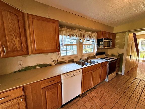 3rd image of 12636 Cass Rd