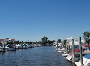 910 W Savidge St SLIP 1, Spring Lake, MI 49456