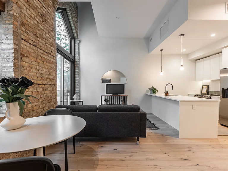 1700 Oak #01 (former model unit)