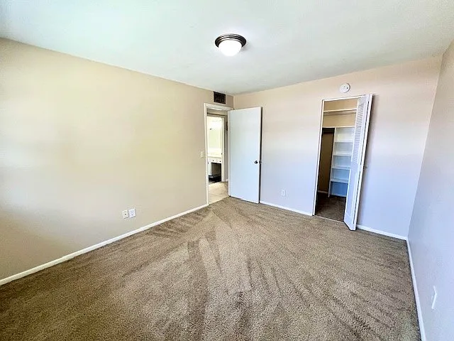 Devon Manor Apartments — Photo 26